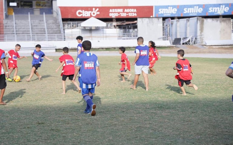 Mês da Criança: Atividade reuniu grupo de crianças e familiares para uma série de atividades no Estádio Rei Pelé