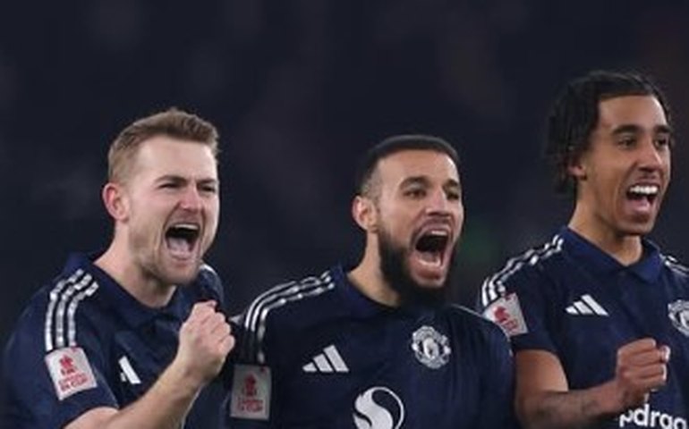 United suporta pressão com um a menos, bate Arsenal nos pênaltis e avança na Copa da Inglaterra