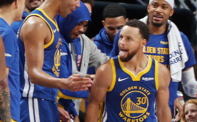 Stephen Curry quebra recorde e se torna o jogador com mais cestas de três  na história da NBA