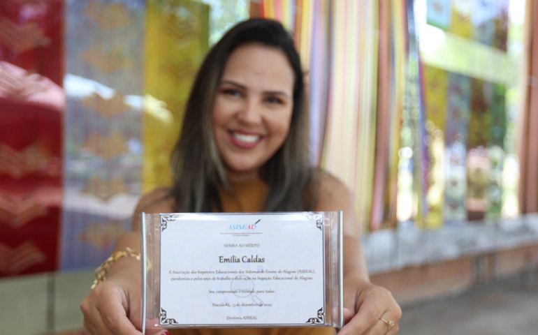 Secretária adjunta recebe homenagem em simpósio sobre Inspeção Educacional