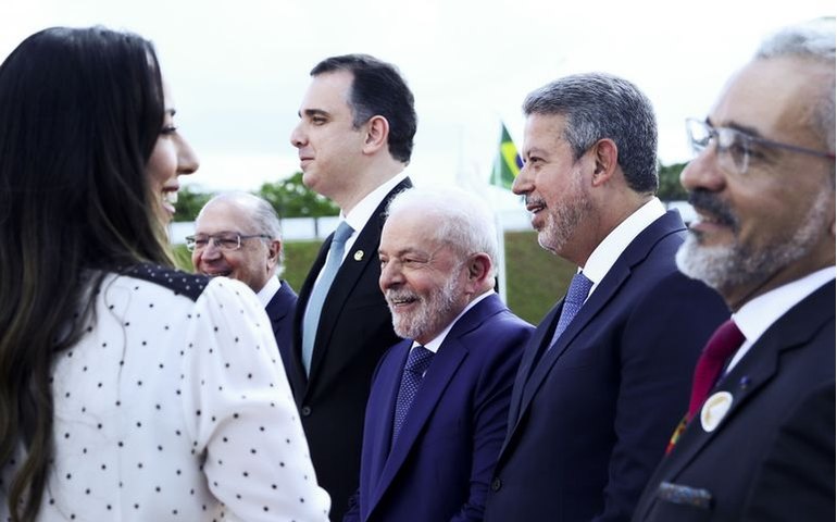 Pacheco e Lula fecham acordo para afrouxar lei e liberar político em estatal