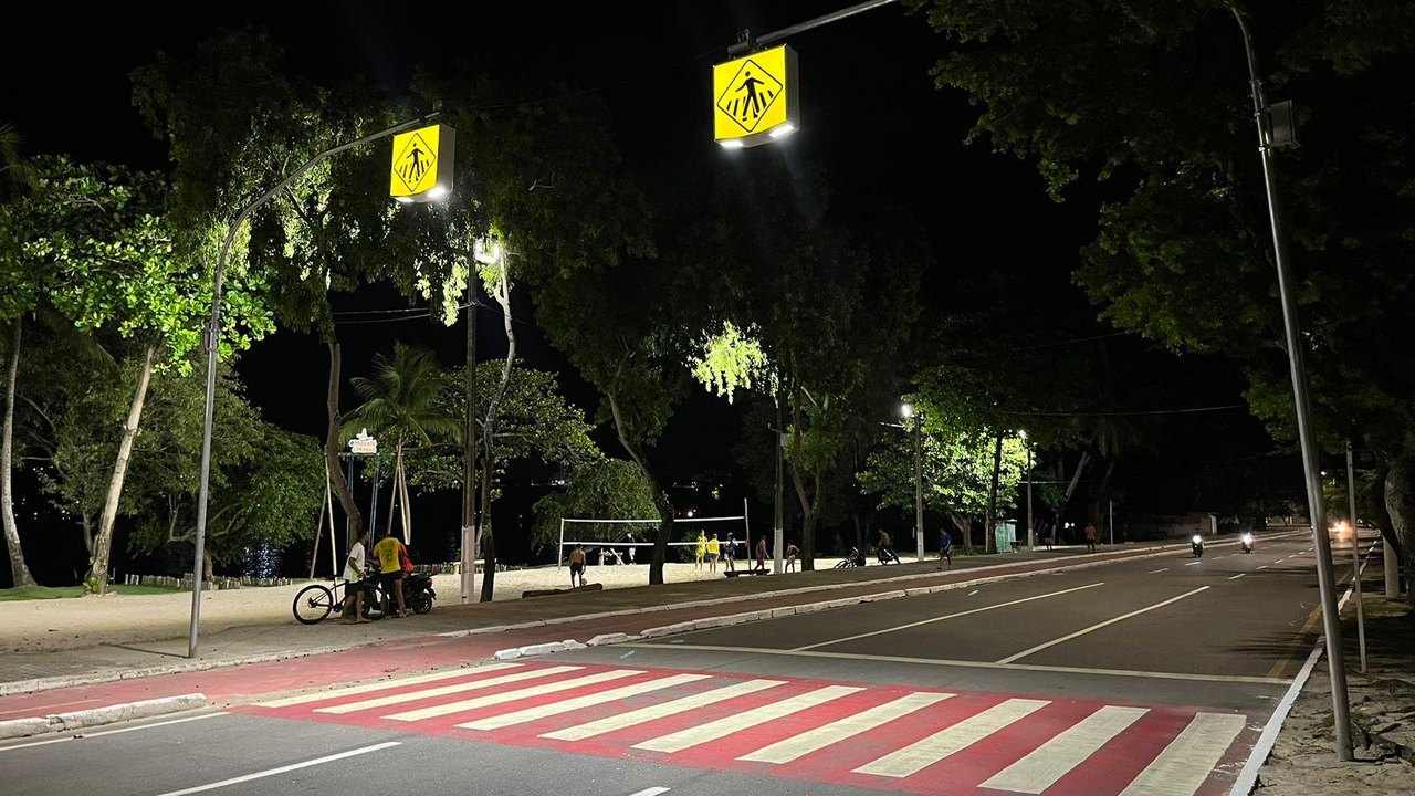 DMTT inicia implantação de placas que acendem à noite e garante segurança para pedestres