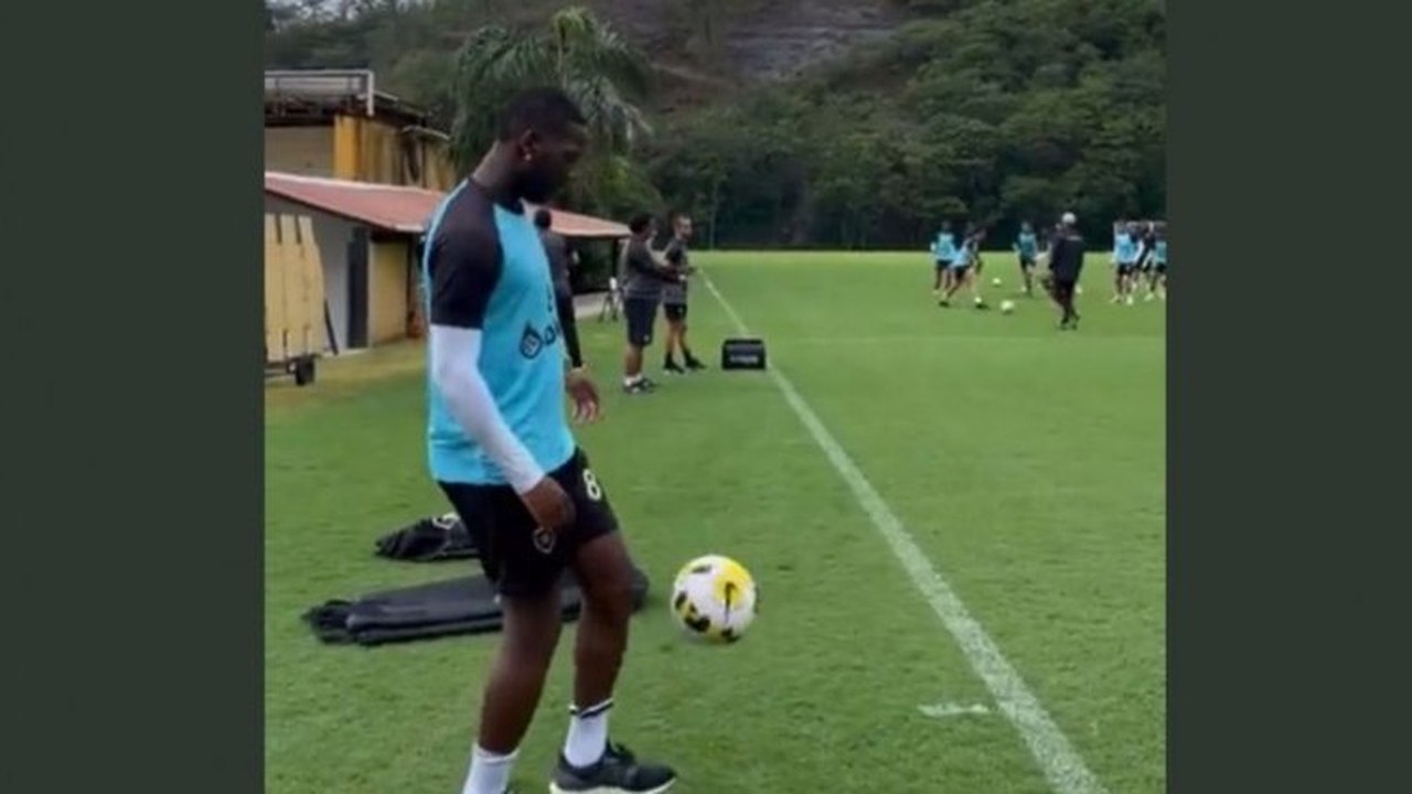 Patrick de Paula faz 1º treino com companheiros de Botafogo 7 meses após grave lesão