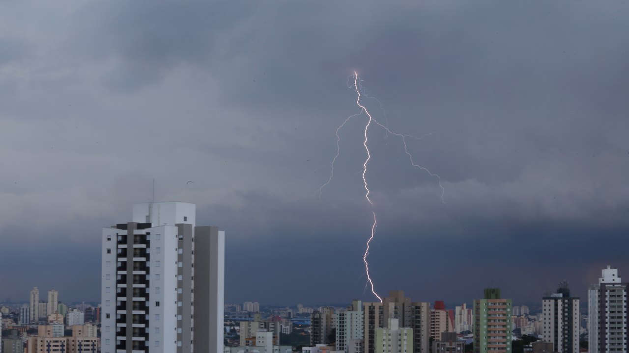 São Paulo terá mais chuvas fortes no fim da tarde desta quinta (15)