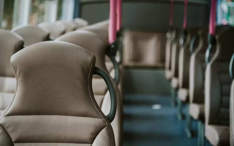 Ônibus atinge grupo em frente a uma escola e mata 11 pessoas, incluindo 5 estudantes, na China