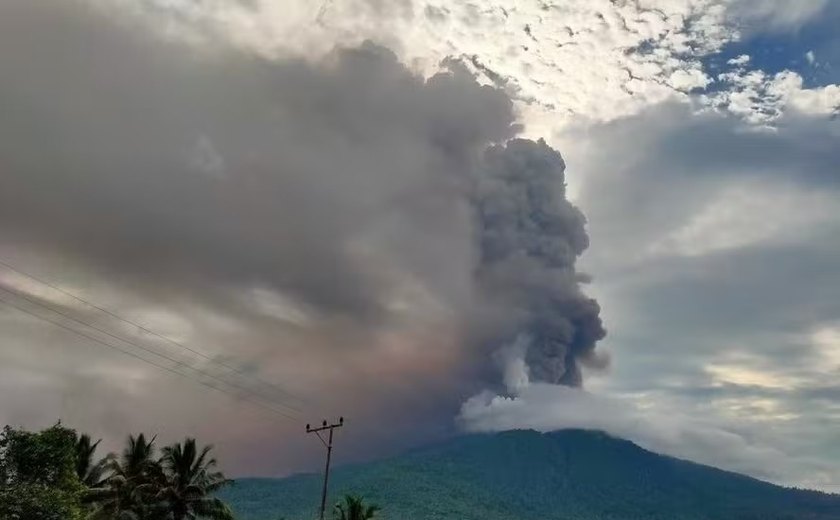 Vulcão Lewotobi Laki-Laki na Indonésia registra duas erupções; vídeo