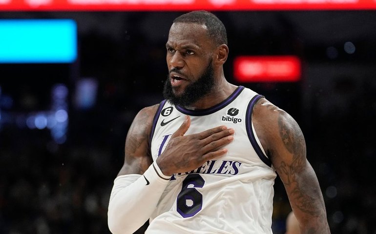 Lakers vencem Spurs com 39 pontos e 11 rebotes do astro LeBron James