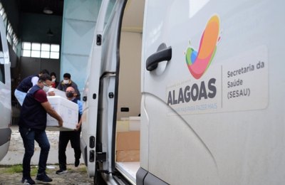 Governo de Alagoas inicia distribuição de 49.172 doses de AstraZeneca e Pfizer