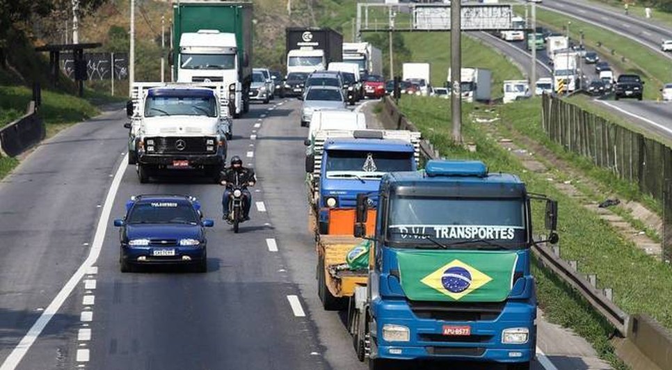 Benefício extra de R$ 1.000 será pago para taxistas e caminhoneiros nesta terça-feira / Foto: Foto: Carla Carniel/Reuters