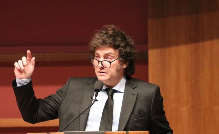 Javier Milei apoia a guerra contra o Irã e já declarou o país com inimigo