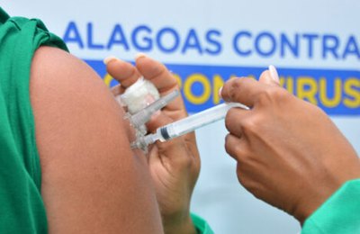 Municípios alagoanos concluem vacinação de prioritários e retoma por idade