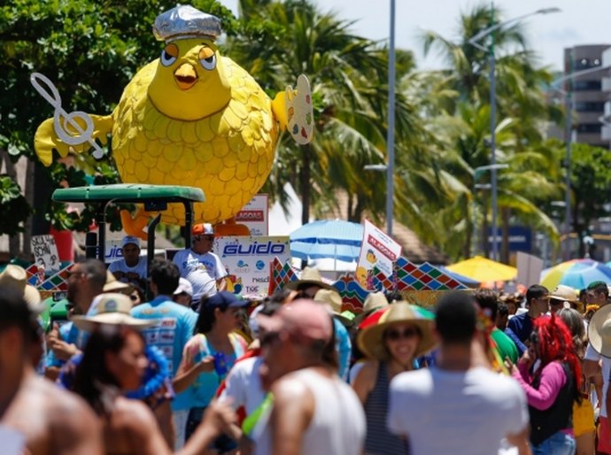 Governador Renan Filho prestigia o desfile do Pinto da Madrugada