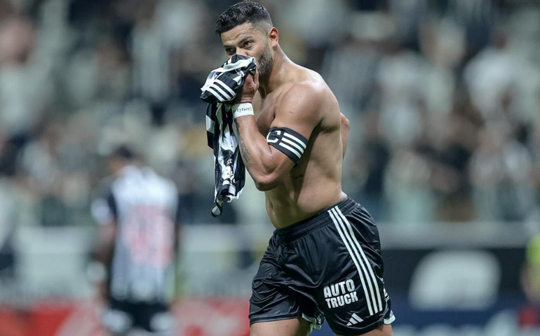 Atlético-MG diz que árbitro mentiu sobre expulsão de Hulk e o compara a José Roberto Wright