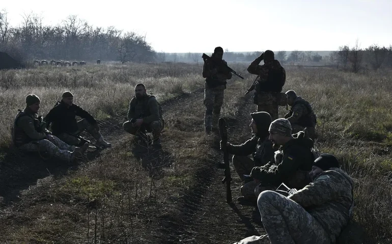 Veja bandeira da Rússia sendo hasteada sobre o libertado povoado de Staraya Nikolaevka