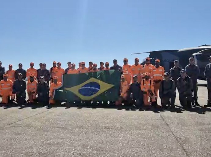 Quarto voo brasileiro para Venezuela decola com bombeiros e donativos