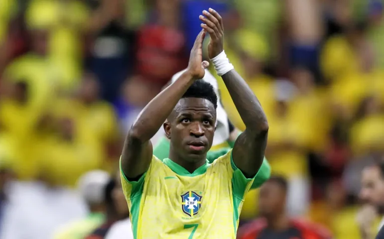 Imprensa espanhola destaca 'esporro' de Raphinha em Vini Jr e exalta jogador do Real: 'Herói'