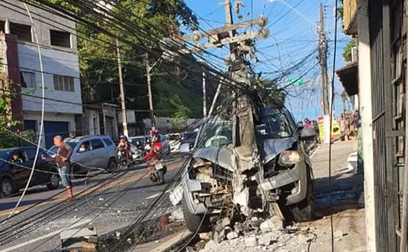 Caminhonete colide com poste e provoca transtornos na Avenida Leste-Oeste, em Maceió