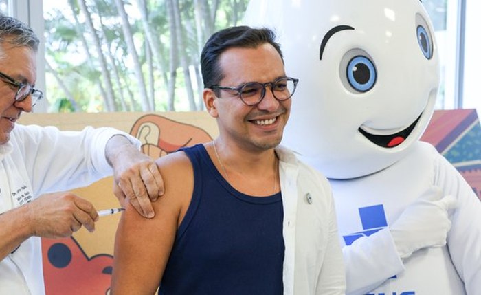 Ministro Alexandre Padilha administra vacina em voluntário