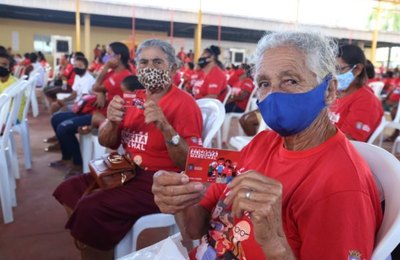 Prefeito Cacau entrega cartões de complemento de renda para mais 204 famílias deodorenses beneficiadas