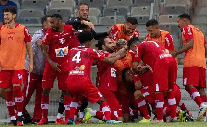 Jogadores do CRB comemorando gol na última partida do clube antes da paralisação