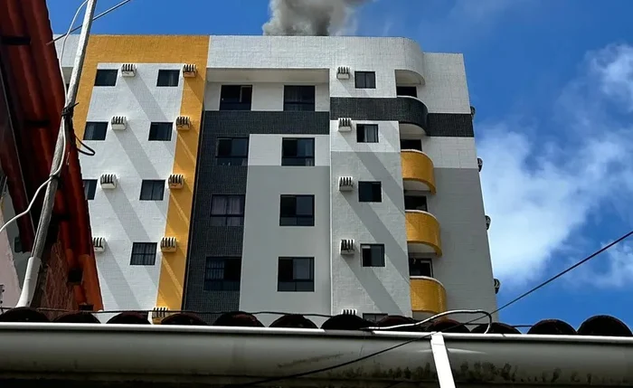 Início da ocorrência: incêndio em imóvel na cobertura de prédio assustou moradores Início da ocorrência: incêndio em imóvel na cobertura de prédio assustou moradores