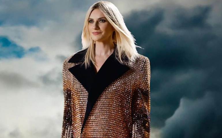 Laura Pausini diz que guarda sapato e vestido que ganhou de Hebe Camargo