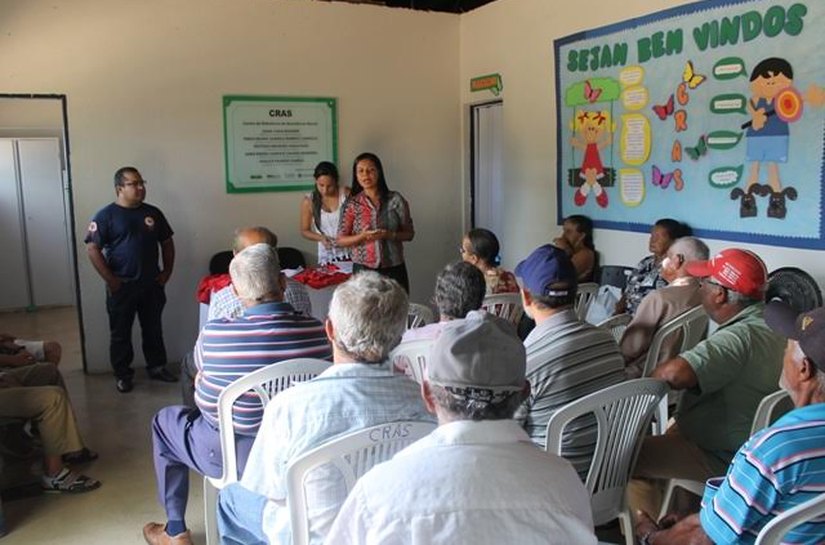 Assistência Social entrega carteiras de transporte para idosos em Palmeira