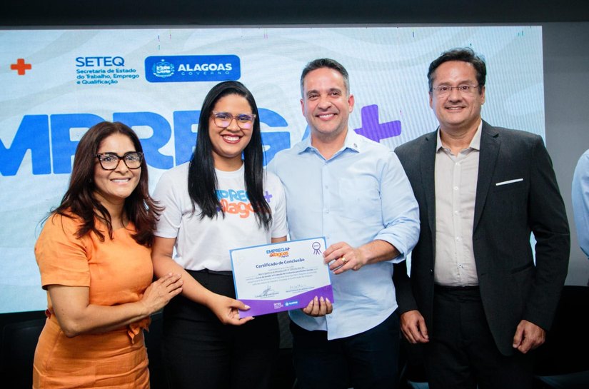 Paulo Dantas entrega 120 certificados do programa Emprega Mais Alagoas