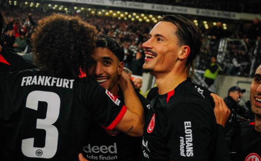 Eintracht Frankfurt supera Stuttgart com drama no fim e continua em 3º lugar no Alemão