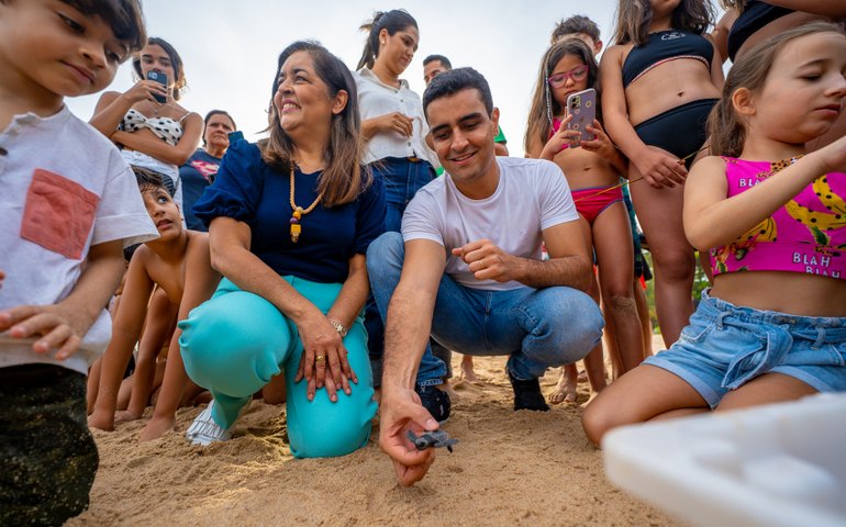 Prefeito JHC acompanha soltura de mais de 100 tartarugas na praia de Guaxuma