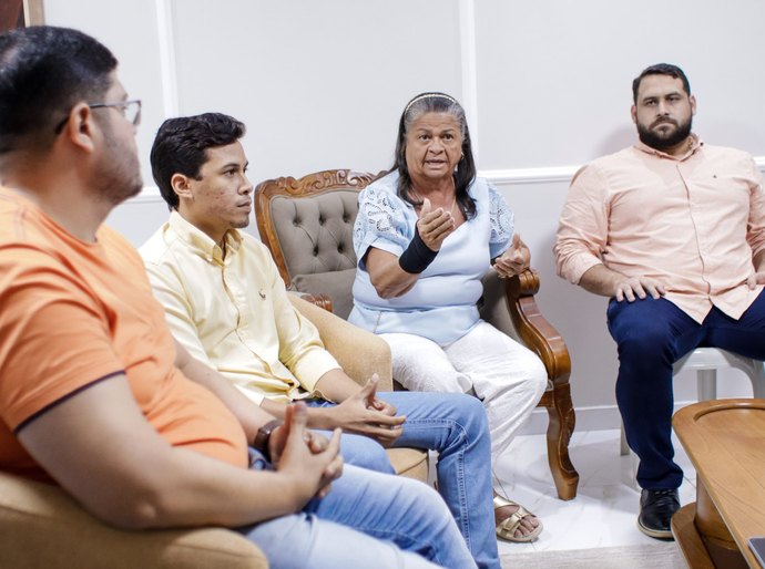 Tia Júlia pede celeridade nos processos de aquisição de medicamentos e exames