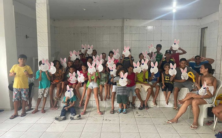Prefeitura de Maceió realiza oficina de Páscoa com materiais recicláveis em Cruz das Almas