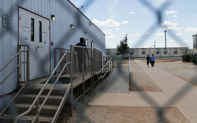 Juiz federal ordena a libertação da família do homem acusado de ataque com bomba incendiária no Colorado