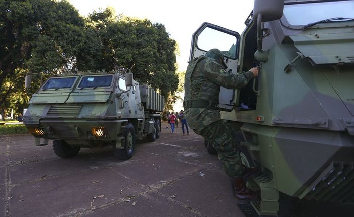 Comboio com veículos blindados e armamentos passa pela Esplanada dos Ministérios