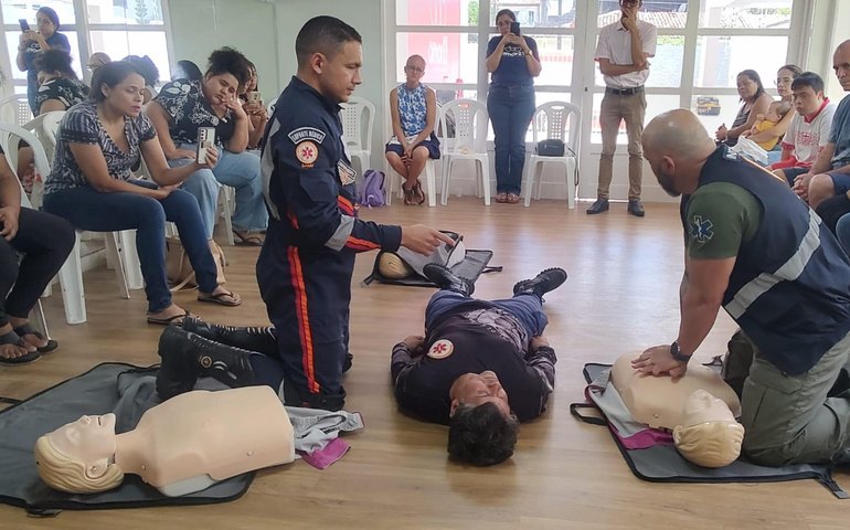 Samu leva noções de primeiros socorros a instituição que atende pessoas com Síndrome de Down