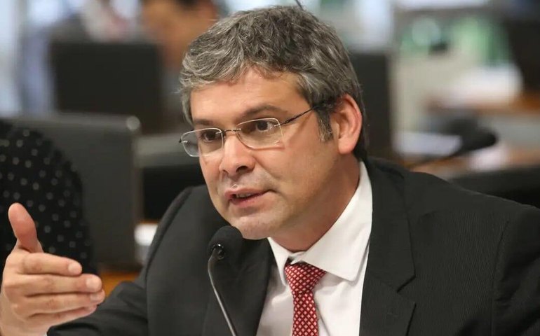 Líder do PT pede ao STF prisão de Eduardo Bolsonaro por tentar pressionar autoridades