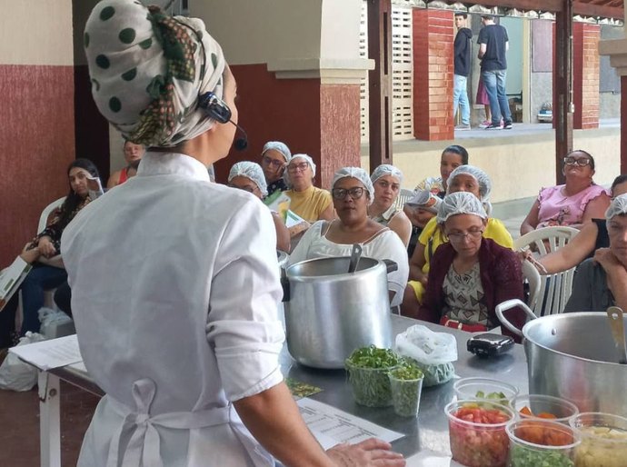 Programa “Merenda Saudável” realiza palestra e treinamento para gestores e cozinheiras da rede municipal de Caruaru (PE)