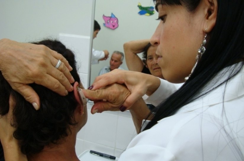 Centro de Reabilitação da Uncisal distribui aparelhos auditivos