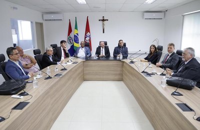 PGJ Márcio Roberto destaca o papel das entidades de classe em visita de cortesia da Ampal