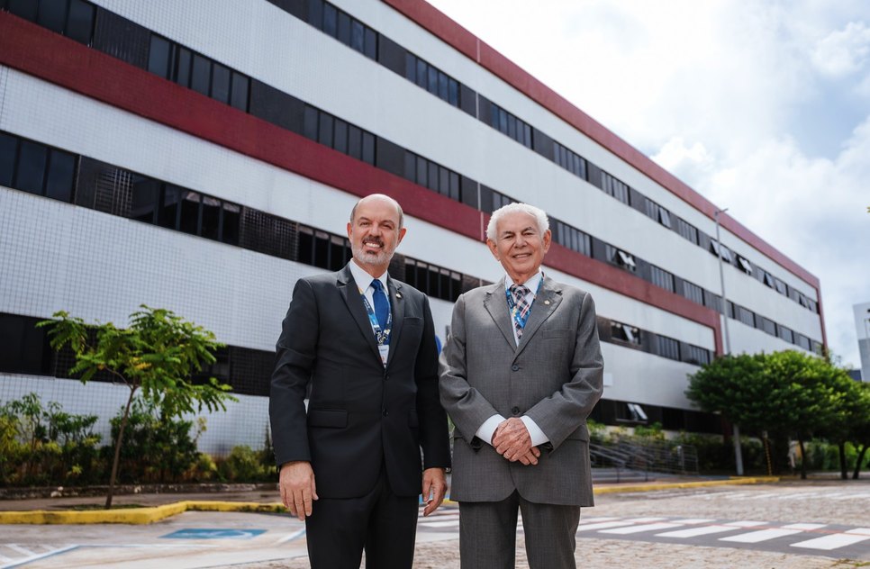 O fundador e reitor, professor Jouberto Uchôa de Mendonça, celebra 64 anos de existência ao lado do vice-reitor,  professor Jouberto Uchôa de Mendonça Junior / Foto: Foto: Jan Vieira
