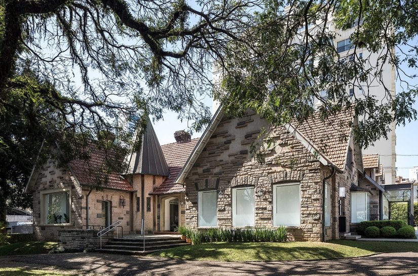 Arquitetura do encontro: casa da década de 1930 se transforma em espaço que une estilo de vida, trabalho e criatividade em Curitiba