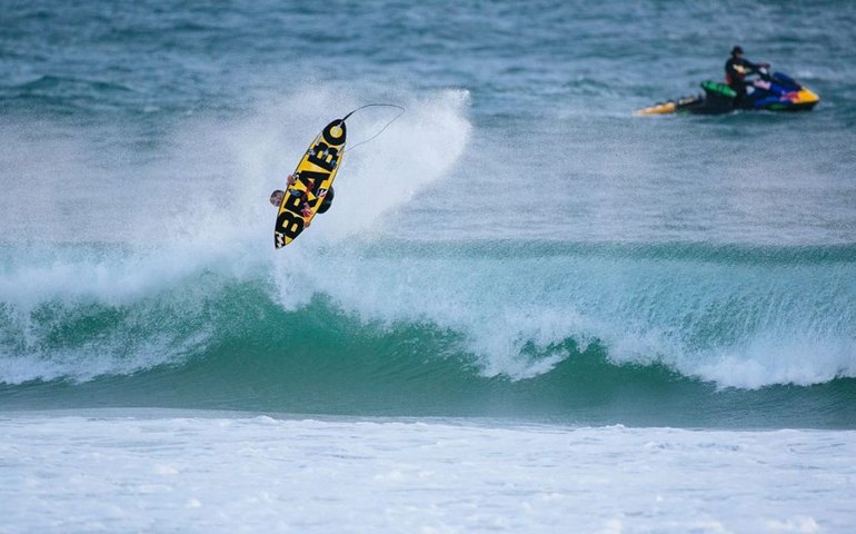Ítalo Ferreira vence em Abu Dhabi e é o número um do surfe mundial