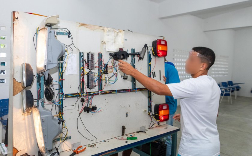 Adolescentes do sistema socioeducativo concluem curso de Mecânica Automotiva