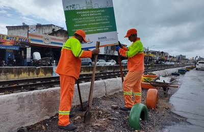 Prefeitura instala uma nova placa em ponto que teve objeto furtado no Prado