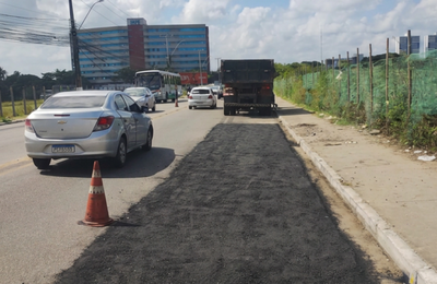 Operação Tapa-Buraco recupera trecho de asfalto próximo ao Shopping Miramar