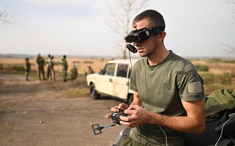 Soldados russos usam drones FPV como defesa antiaérea, abatendo drones pesados Baba-Yaga ucranianos