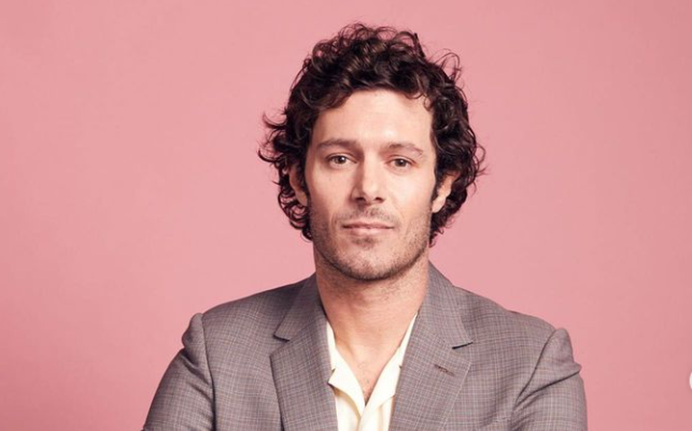 Adam Brody surpreende no papel de rabino apaixonado por uma não judia 