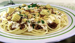 espaguete ao molho de milho e carne 