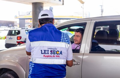 Detran faz blitz educativa para conscientizar e orientar condutores em Marechal Deodoro