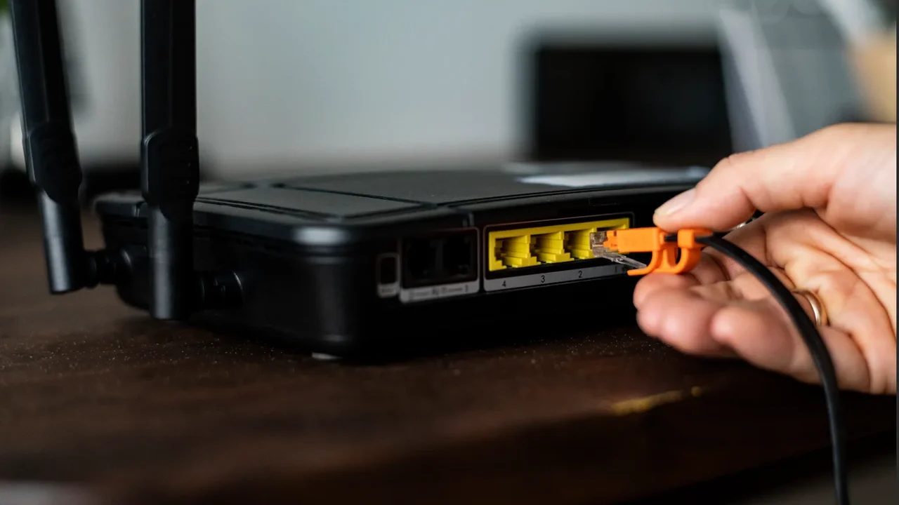 Moeda no roteador Wi-Fi melhora sinal? Veja o que diz a ciência